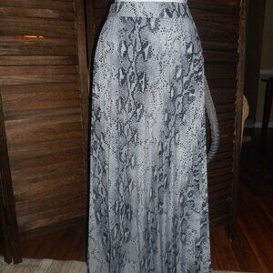 Black & Grey snakeskin print pleat tea skirt, size Medium
